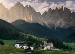 Góry, Dolomity, Masyw Odle, Wieś, Santa Maddalena, Dolina Val di Funes, Drzewa, Lasy, Kościół, Domy, Chmury, Włochy