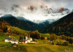 Ośnieżone, Góry, Dolomity, Wieś, Santa Maddalena, Dolina, Val di Funes, Drzewa, Jesień, Lasy, Domy, Chmury, Włochy