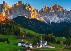 Włochy, Dolina, Val di Funes, Wieś, Santa Maddalena, Rozświetlone, Góry, Dolomity, Lasy, Drzewa, Domy, Kościół