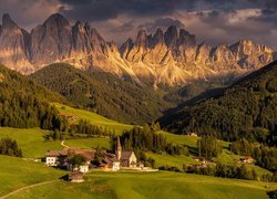 Włochy, Dolomity, Dolina Val di Funes, Wieś Santa Maddalena, Domy, Kościół, Góry, Masyw Odle, Lasy, Drzewa, Chmury