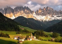 Góry, Dolomity, Wieś, Santa Maddalena, Dolina Val di Funes, Drzewa, Lasy, Domy, Droga, Chmury, Włochy