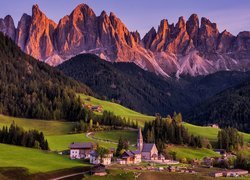 Włochy, Dolomity, Dolina Val di Funes, Wieś Santa Maddalena, Domy, Kościół, Góry, Masyw Odle, Las, Drzewa