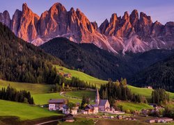 Wieś Santa Maddalena w dolinie Val di Funes na tle Dolomitów