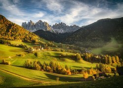 Włochy, Dolomity, Dolina Val di Funes, Wieś Santa Maddalena, Góry, Masyw Odle, Lasy, Drzewa, Jesień