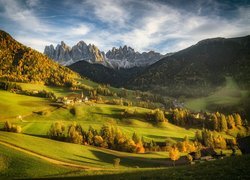Wieś Santa Maddalena w dolinie Val di Funes na tle masywu Odle