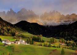 Włochy, Wieś Santa Maddalena, Dolina Val di Funes, Góry, Dolomity, Lasy, Drzewa, Domy, Kościół, Mgła, Chmury