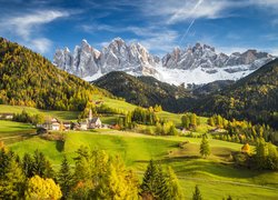 Włochy, Dolomity, Dolina Val di Funes, Wieś Santa Maddalena, Jesień, Góry, Masyw Odle, Lasy, Drzewa