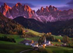 Włochy, Dolomity, Dolina Val di Funes, Wieś Santa Maddalena, Domy, Kościół, Góry, Masyw Odle, Lasy, Drzewa
