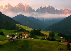 Góry, Dolomity, Wieś Santa Maddalena, Kościół, Domy, Mgła, Dolina Val di Funes, Włochy