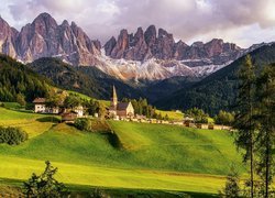 Włochy, Dolomity, Dolina Val di Funes, Wieś Santa Maddalena, Góry, Lasy, Chmury, Drzewa, Domy, Kościół