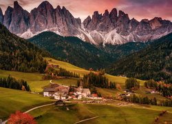 Wschód słońca, Wieś, Santa Maddalena, Góry, Dolomity, Dolina Val di Funes, Lasy, Domy, Droga, Włochy