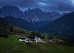 Dolina Val di Funes, Wieś Santa Maddalena, Wieczór, Góry, Dolomity, Lasy, Drzewa, Domy, Kościół, Włochy