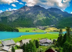 Wieś Surlej nad jeziorem Silvaplanersee w kantonie Gryzonia w Szwajcarii