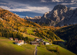 Włochy, Bolzano, Góry, Alpy, Dolomity, Skały, Las, Dolina, Val Badia, Wieś, Domy, Droga