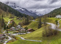 Szwajcaria, Gmina Albinen, Powiat Leuk, Kanton Valais, Wieś, Domy, Drogi, Góry, Drzewa