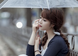 Wietnamska modelka Tran Ngoc Diep pod parasolką