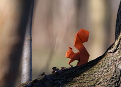 Wiewiórka na drzewie w sztuce origami