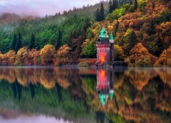 Wieża ciśnień nad jeziorem Lake Vyrnwy w Walii