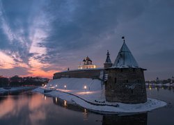 Rosja, Obwód pskowski, Psków, Wieża, Twierdza, Pskov Kremlin, Rzeka Velikaya, Zachód słońca, Chmury, Śnieg, Światła