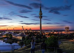 Wieża Olympiaturm na terenie Parku Olimpijskiego w Monachium