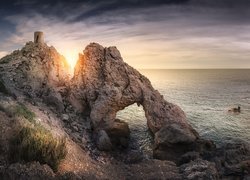 Wieża Pirulico obok łuku skalnego nad morzem w Andaluzji