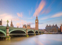 Wieża zegarowa Big Ben i most nad Tamizą w Londynie