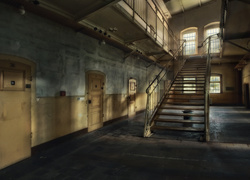 Więzienny korytarz ze schodami na piętro