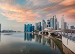Wieżowce i most nad zatoką w Singapurze