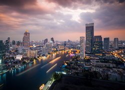 Dzielnica Khlong San, Bangkok, Tajlandia, Rzeka Menam, Chao Phraya River, Wieżowce, Zmrok