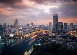 Wieżowce nad rzeką Chao Phraya River