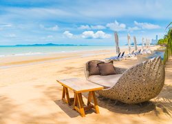 Wiklinowa kanapa i stolik na morskiej plaży