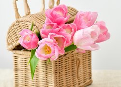 Wiklinowy koszyk z jasnoróżowymi tulipanami