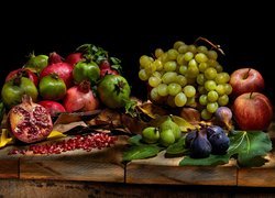 Winogrona i granaty obok jabłek i fig
