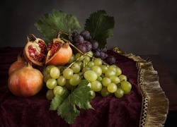 Winogrona i granaty ułożone na serwecie
