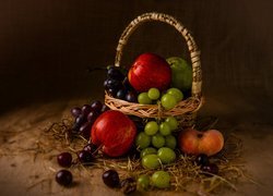 Winogrona i jabłka w koszyku
