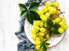 Winogrona i listki na talerzu