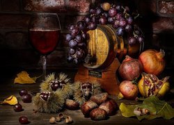 Winogrona na antałku z winem obok granatów i kasztanów jadalnych