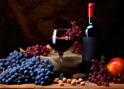 Winogrona obok kieliszka z winem i butelki