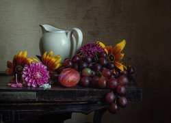 Winogrona w kompozycji z kwiatami i dzbankiem