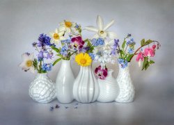 Wiosenne kwiaty w białych wazonikach