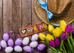 Wiosenno-wielkanocna kompozycja tulipanów i pisanek z kapeluszem
