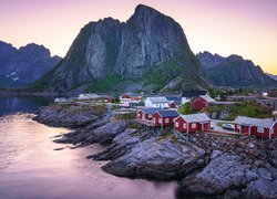 Morze Norweskie, Lofoty, Góry, Domy, Wioska Hamnoy, Skały, Wschód słońca, Roślinność, Norwegia