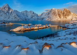 Morze, Ośnieżone, Góry, Domy, Wioska Hamnoy, Lofoty, Norwegia