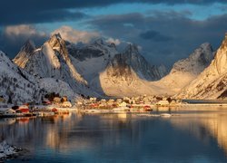 Norwegia, Lofoty, Morze, Ośnieżone, Góry, Wioska Hamnoy, Domy, Chmury