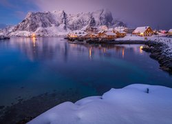Zima, Morze, Śnieg, Góry, Skały, Domy, Wioska, Wyspa Moskenesoya, Lofoty, Norwegia
