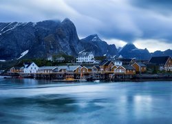 Norwegia, Lofoty, Góry, Morze, Domy, Skały, Chmury