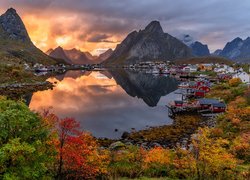 Norwegia, Lofoty, Morze, Góry, Chmury, Jesień, Drzewa, Wieś, Reine, Domy