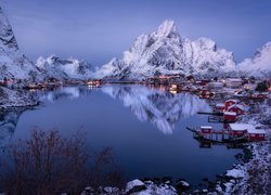 Zima, Śnieg, Morze Norweskie, Góry, Domy, Reine, Wyspa Moskenesoya, Lofoty, Norwegia