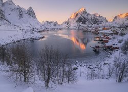 Wioska Reine na norweskich Lofotach w zimowej scenerii
