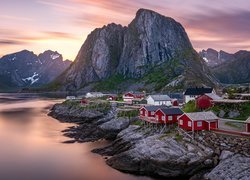 Wioska Hamnoy na skałach nad Morzem Norweskim